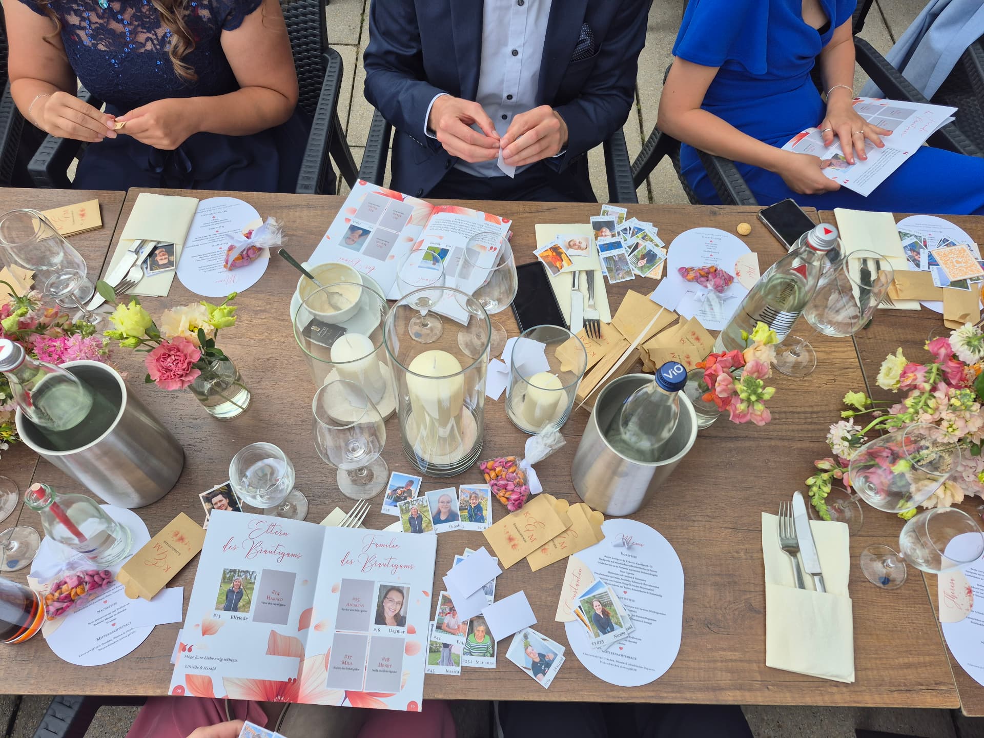 Festtafel mit Alben, Stickern und Tütchen