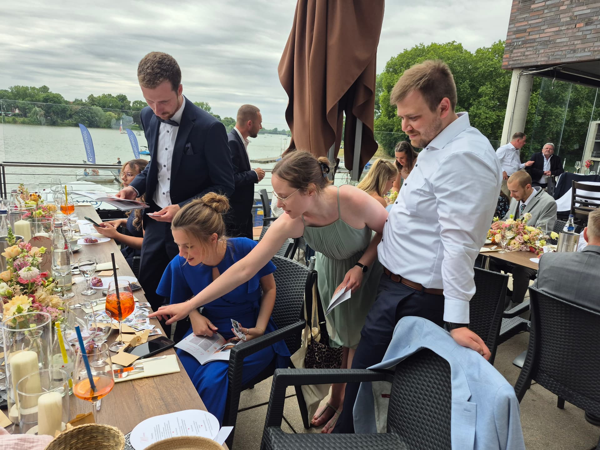 Gäste sammeln gemeinsam an der Tafel